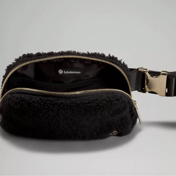 NWT Lululemon Everywhere Fleece Belt Bag. Black Large. Black Fleece - Picture 2 of 6